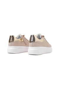 Sneaker color crema con texture liscia, dettagli metallici dorati sul tallone e suola bianca. Presentano chiusura con lacci e una zip decorativa.