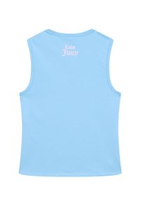 Top senza maniche di colore azzurro chiaro realizzato in un tessuto morbido, con la scritta ricamata in rosa "Love Juicy" sulla schiena vicino al colletto.