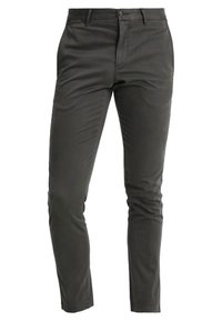 Ciemnoszare dopasowane spodnie z zapięciem na guzik i zamek, paskami na pasek oraz kieszeniami bocznymi, prezentowane na białym tle.