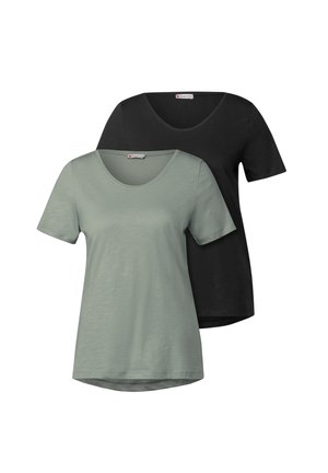 Twee T-shirts met korte mouwen; de ene in lichtgroen, de ander in zwart. Beide hebben een ronde halslijn en een relaxte pasvorm met een gladde textuur.