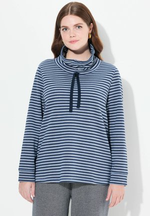 Pullover s námořnickými a bílými pruhy a stojáčkem, s detaily na šňůrku. Měkká textura a dlouhé rukávy; uvolněný střih.