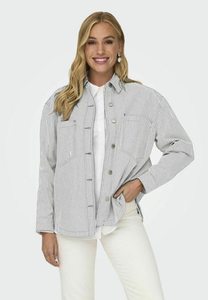 Gestreifte Jeansjacke in Hellgrau und Weiß, mit Knopfverschluss, zwei Brusttaschen und einer lockeren Passform mit langen Ärmeln.