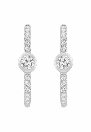 Paar silberne Creolen, jeweils mit einem großen zentralen runden Diamanten und kleineren Diamanten entlang des Rings besetzt.