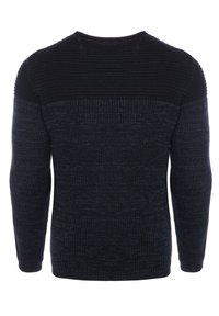 Pull en tissu tricoté bleu foncé avec un motif texturé. Présente des manches longues, un col rond et un design en blocs de couleur aux épaules.