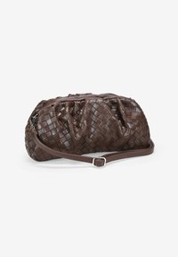 Bolso de hombro de cuero marrón tejido con parte superior fruncida y correa ajustable, colocado sobre un fondo blanco.