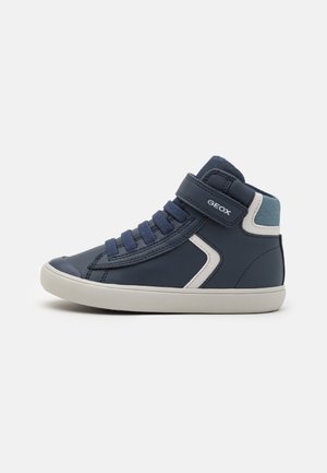 Granatowy sneaker za kostkę z białymi akcentami, paskiem na rzep i sznurowadłami, z amortyzowaną podeszwą i wyściełanym kołnierzem.