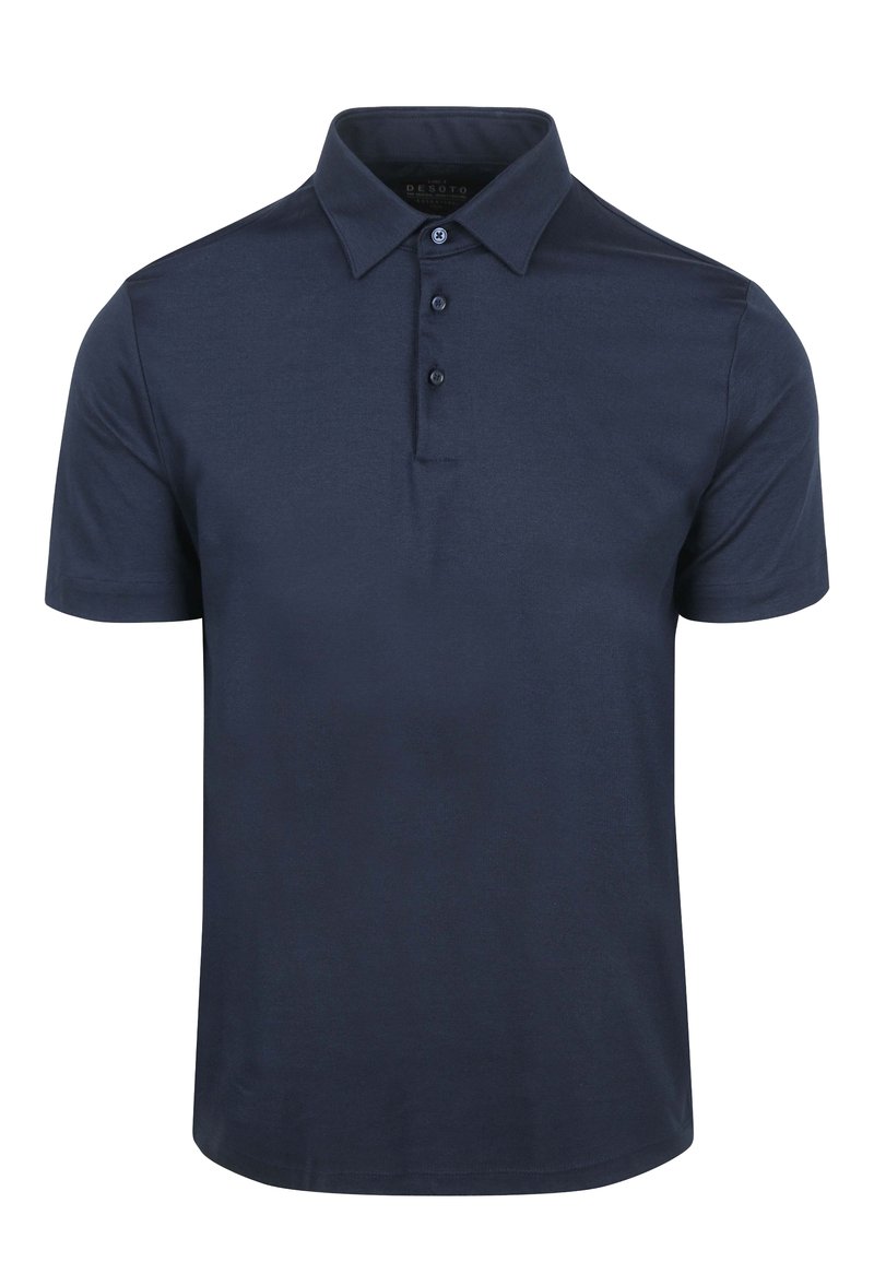 Marineblauwe polo gemaakt van gladde stof; heeft een klassieke kraag, drie knopen en korte mouwen met een rechte zoom.