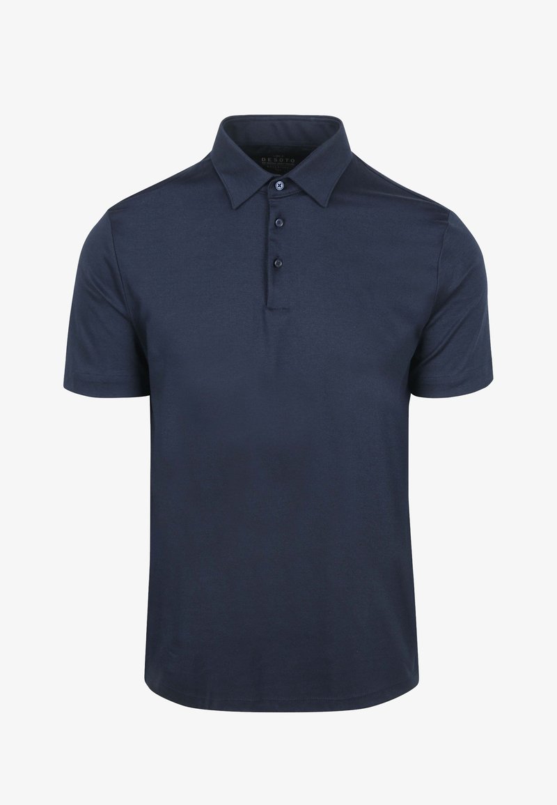 Marineblauwe polo gemaakt van gladde stof; heeft een klassieke kraag, drie knopen en korte mouwen met een rechte zoom.