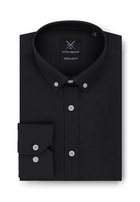 Czarna koszula regular-fit wykonana z strukturalnej tkaniny. Posiada kołnierzyk zapinany na guziki, sześć guzików oraz starannie złożony mankiet z dwoma guzikami.