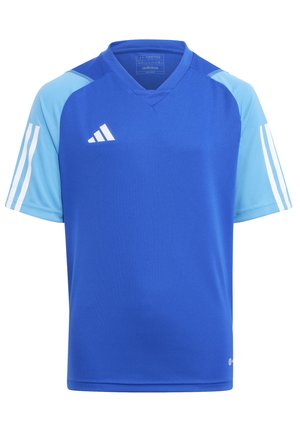 Maglia sportiva blu con maniche corte, realizzata in tessuto leggero. Presenta pannelli azzurri sulle spalle e tre strisce bianche sulle maniche.