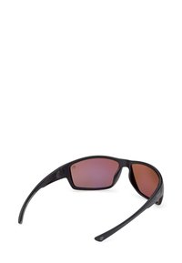 Aurinkolasit mustalla muovikehyksellä, suorakulmainen muoto ja liukuväriset vaaleanpunaiset linssit. Ominaisuuksiin kuuluu kapeat varret, joissa on hillitty logo ja sileä pinta.