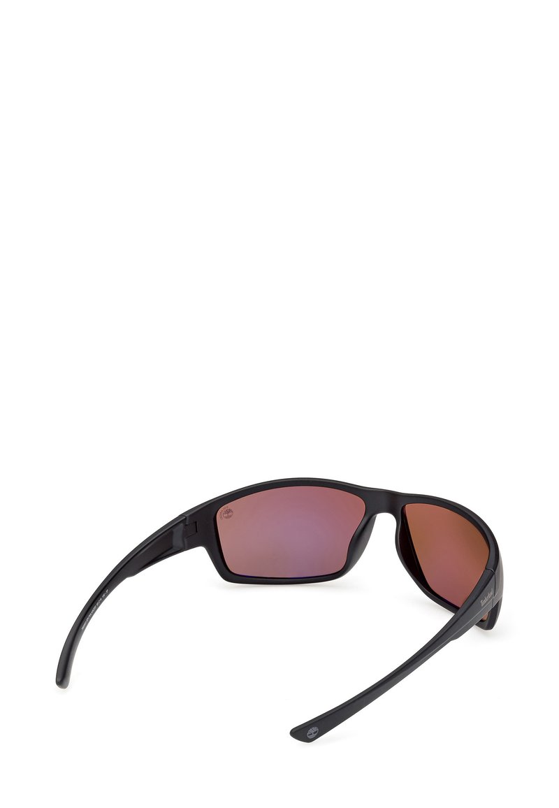 Lunettes de soleil avec une monture en plastique noire, de forme rectangulaire et avec des verres dégradés roses. Elles présentent des branches fines avec un logo discret et une texture lisse.