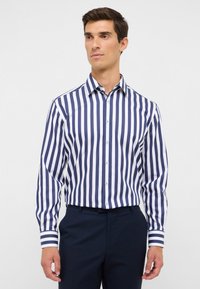 Heren overhemd met verticale marineblauwe en witte strepen, lange mouwen, klassieke kraag en contrasterende gestreepte manchetten.