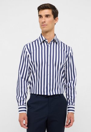 Chemise pour homme à boutons avec des rayures verticales bleu marine et blanches, à manches longues, col classique et poignets rayés contrastés.