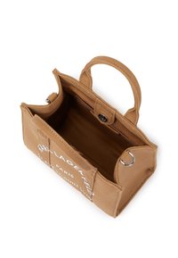 Lysebrun lærreds håndtaske med to øverste håndtag, knaplukning og foret inderside. Har trykt hvid tekst på ydersiden.