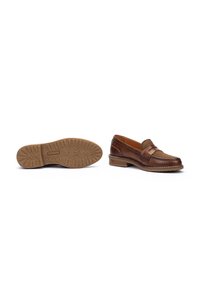 Mocasines de piel marrón con un panel de ante, detalles de costura y un tacón bajo. Suela de goma texturizada con patrón de agarre.