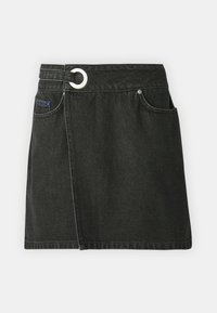 Črna denim krilo z okroglim srebrnim dodatkom na pasu, sprednjim žepom in rahlo asimetričnim dizajnom.