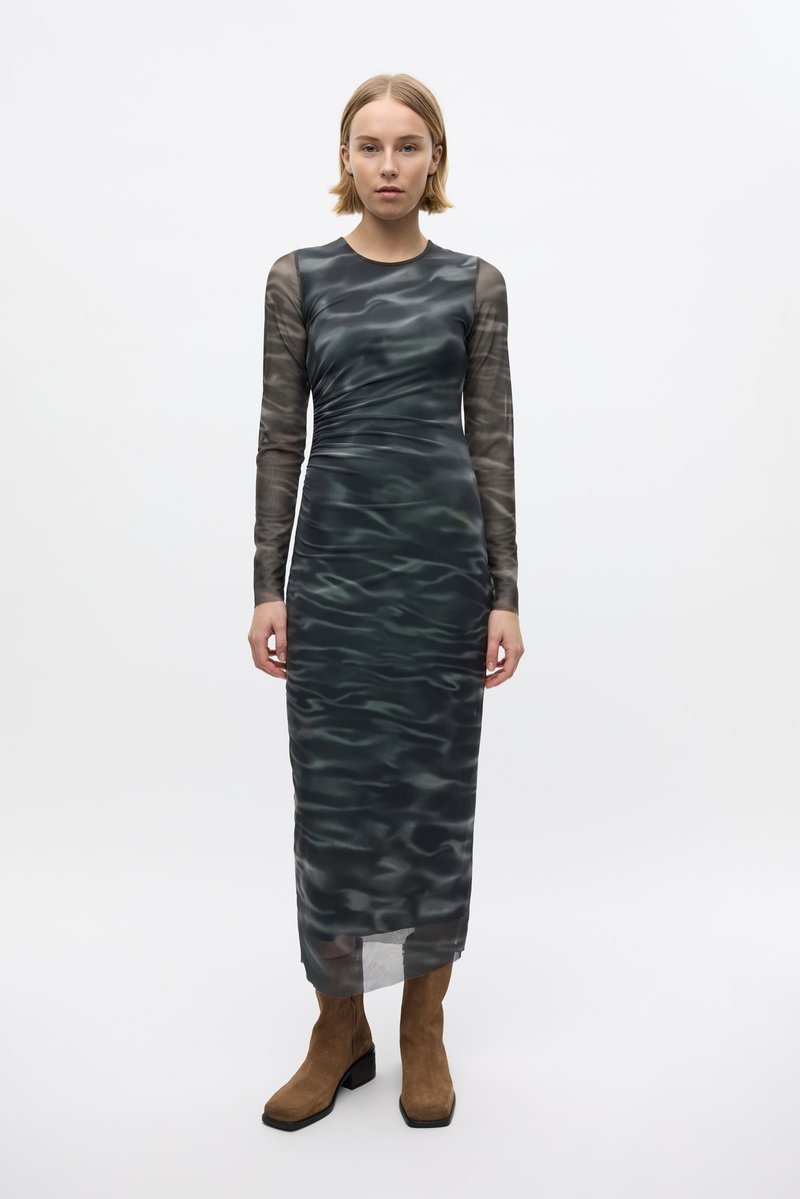 Long-sleeve dress in dark green with a wavy pattern, made of sheer material. Features a fitted silhouette and a below-knee length.