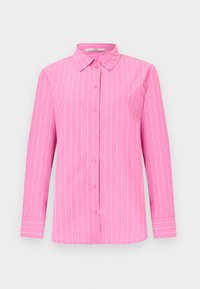 Ροζ πουκάμισο με μακριά μανίκια, κάθετες λεπτές λευκές ρίγες και μυτερή γιακά σε απλό φόντο.