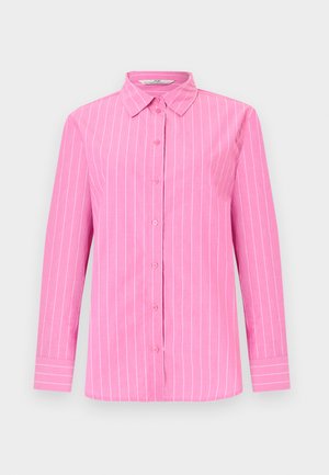 Lyserød skjorte med lange ærmer, knapper og tynde hvide lodrette striber samt spids krave på en ensfarvet baggrund.