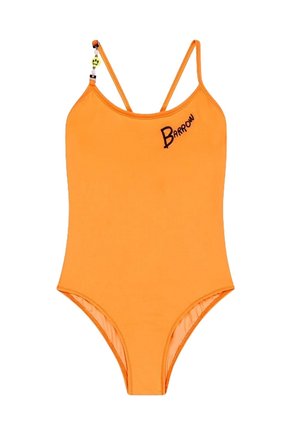 Costume intero arancione con spalline sottili, scritta "Barrow" sul petto e ciondolo a forma di faccina sorridente attaccato alla spallina sinistra.