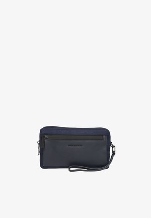 Portafoglio da polso blu navy realizzato in pelle e tessuto, con chiusura a zip, una tasca esterna e una tracolla per un facile trasporto.