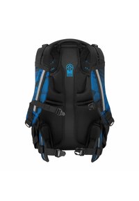 Schwarzer und blauer ergonomischer Rucksack mit gepolstertem Rücken, Netzpaneelen, verstellbaren Trägern, reflektierenden Akzenten und einem Logo in der oberen Mitte.