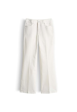 Pantaloni bianchi a vita alta con gamba dritta, tasche frontali, chiusura con bottone e zip, mostrati su sfondo bianco.