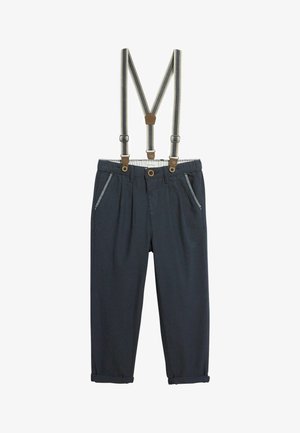 Donkerblauwe kinderpantalon met opgerolde boorden en vastgemaakte gestreepte bretels met bruine leren details.