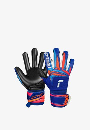 Guantes de portero azules, rojos y blancos con palma negra, correas en la muñeca etiquetadas como "ATTRACT INFINITY" y marca "reusch" en los dedos y la palma.