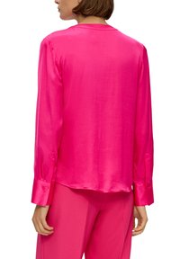 Seidene, leuchtend rosa Langarmbluse mit geradem Saum, runder Ausschnitt und geknöpften Manschetten. Glatte Textur und leichte Erscheinung.