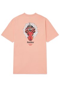 Camiseta de algodón rosa con mangas cortas que presenta un gráfico de un pulpo rojo y una espada, rodeado de olas estilizadas y texto abajo.