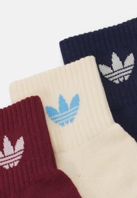 adidas Originals MID ANKLE UNISEX 3 PACK - Ponožky - shadow red/crystal sand/night indigo