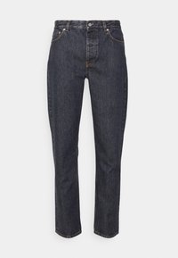 Jeans de mezclilla azul oscuro, diseño de pierna recta, cinco bolsillos, cierre de botón y cremallera, con detalles de costura sutiles y un corte clásico.