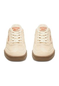 Bordinės spalvos verstos odos sportbačiai su raišteliais, paminkštintu liežuvėliu ir ruda guminė sole. Šonuose ir ant liežuvėlio yra raudoni logotipo akcentai.