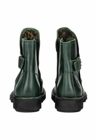Par de botines de cuero verde oscuro con suelas negras, hebillas a los lados y forro de estampado de leopardo, visto desde atrás.