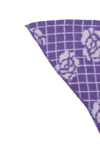 Sciarpa viola con un motivo a griglia e leggeri disegni floreali. Realizzata in tessuto morbido, presenta un bordo frangiato per un tocco di texture in più.
