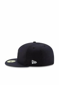 Gorra de béisbol azul marino con visera plana. Hecha de tela suave, cuenta con bordado de logotipo en el lateral y orificios de ventilación en la parte superior.