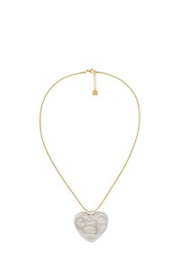 Guld-färgad kedjehalsband med ett stort, glänsande silverhjärtanhänge med en slät, reflekterande yta och subtila böjda indenteringar.