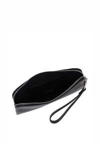 Portafoglio da polso in pelle nera con dettaglio di cerniera argentata, texture liscia, interno spazioso e una tasca interna per le carte.