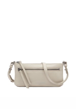 Mała beżowa skórzana torba na ramię z przednią kieszenią na zamek, regulowanym paskiem i srebrnymi okuciami na białym tle.