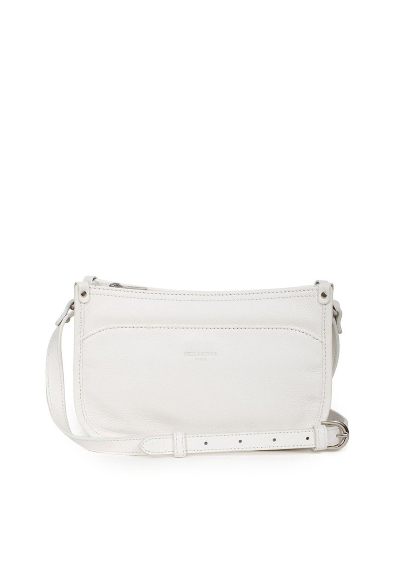 Borsa a tracolla in pelle bianca con chiusura a zip, tasca frontale piatta e tracolla regolabile. Texture liscia e dettagli di branding sottili visibili.