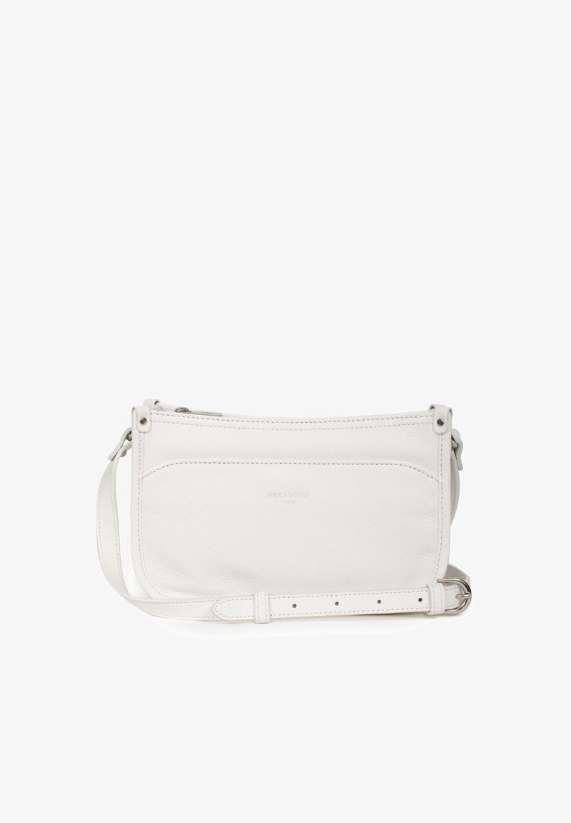 Borsa a tracolla in pelle bianca con chiusura a zip, tasca frontale piatta e tracolla regolabile. Texture liscia e dettagli di branding sottili visibili.
