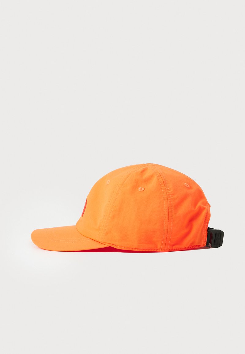 Gorra de béisbol naranja con visera curva, hecha de tejido ligero, que cuenta con agujeros de ventilación y una correa ajustable en la parte trasera.
