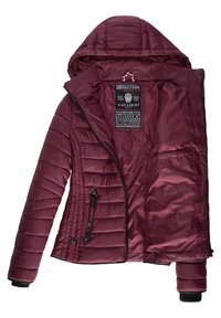 Bordo puffer jakna, kvadratni dizajn, glatka tekstura, zatvaranje na zip, podesiva kapuljača i džepovi sa zipom. Unutarnja oznaka vidljiva.