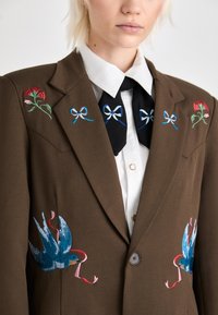 Sister Jane LILIAN EMBROIDERED UNISEX - Žakete - brown