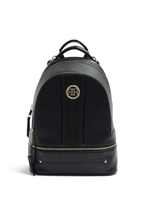 Czarny skórzany plecak z teksturowaną dolną komorą, złotym zamkiem błyskawicznym, podwójnymi górnymi uchwytami i centralnym emblematem z logo na przednim panelu.