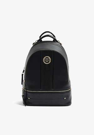 Czarny skórzany plecak z teksturowaną dolną komorą, złotym zamkiem błyskawicznym, podwójnymi górnymi uchwytami i centralnym emblematem z logo na przednim panelu.