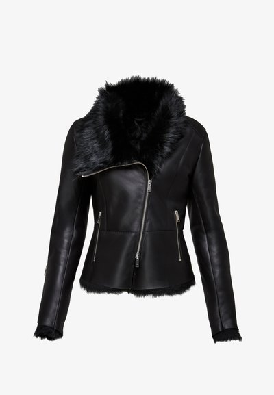 Giacca di pelle nera con colletto in pelliccia, chiusura con zip asimmetrica, due tasche frontali con zip e accenti in pelliccia lungo l'orlo e le maniche.