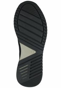 Gumová podrážka černé barvy s texturovaným protiskluzovým vzorem. Má trojúhelníkový šedý akcent s perforacemi, označená velikostí 41.